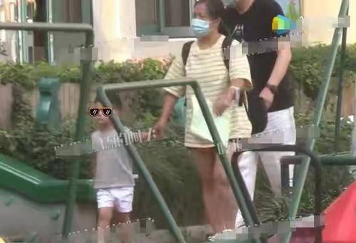 辣妈|赵丽颖罕带儿子外出！正脸首曝光模样太像爸，肉嘟嘟的吃得真壮实