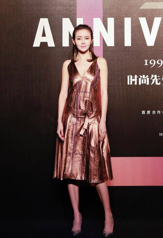 设计|于明加真厉害，穿一袭连衣裙亮相，让她魅力大增，美出了新高度