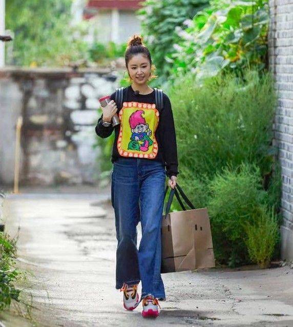 霍建华|霍建华陪林心如回学校，穿T恤像大学生，但皮肤蜡黄干巴巴的！