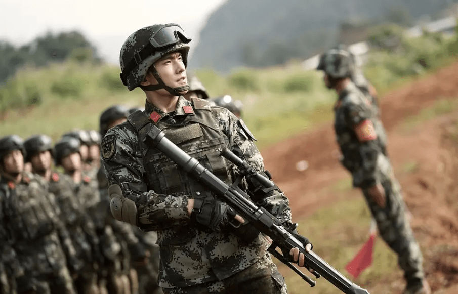 军装|当红男星穿军装：易烊千玺热血，朱一龙颜值高，看到任嘉伦我爱了