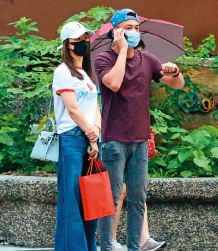 林心如|林心如夫妇出门,T恤“塞裤腰”证明自己没怀孕,霍建华瘦了一圈