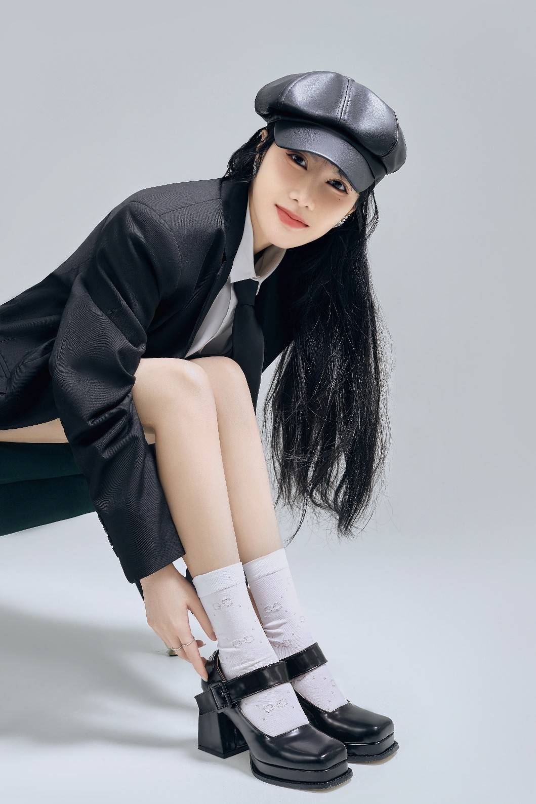 正是现在时尚圈出现的一种新风气,温果希最新穿搭曝光,酷感十足的西装