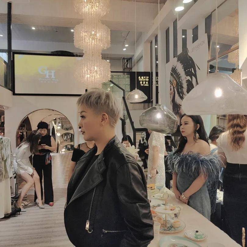 股东|尊享时装盛宴,共赴时尚秘境——打造专属你的气场