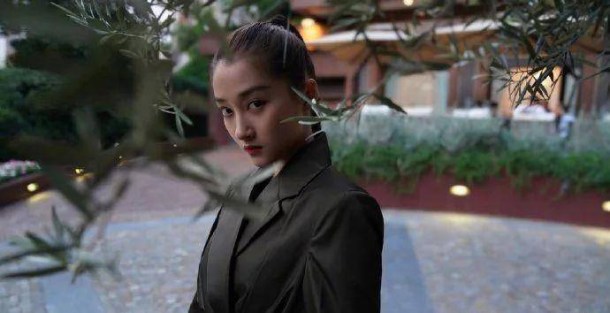 黑色|米兰时装周关晓彤出尽风头,黑色蕾丝裙性感,配军绿色西服有质感