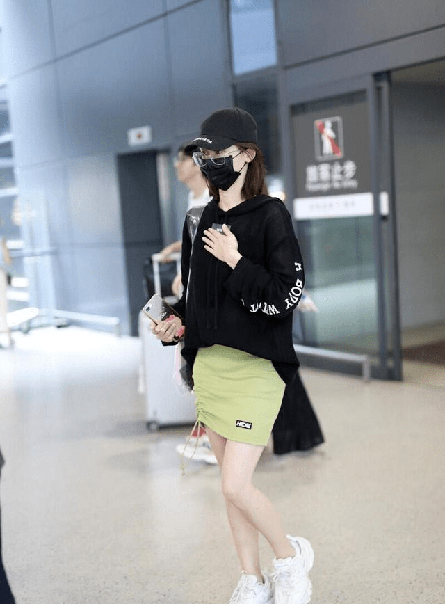 一身|苗苗越看越漂亮，一身简洁黑白色穿出高级感，郑恺眼光独到