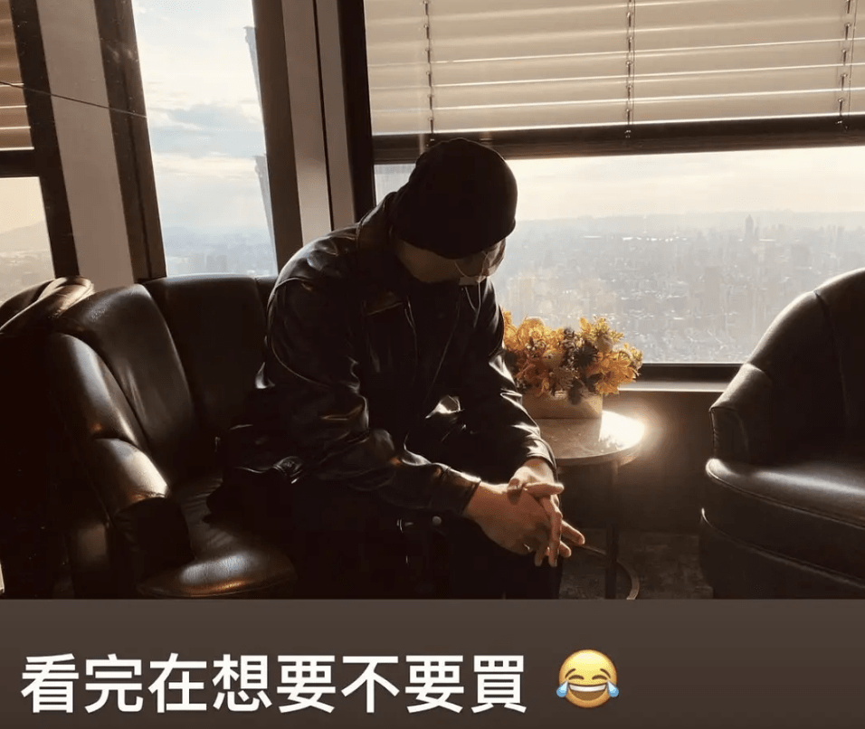 名畫|周杰倫打卡巴黎名勝，和女兒拍照復刻名畫超會玩，小周周亭亭玉立