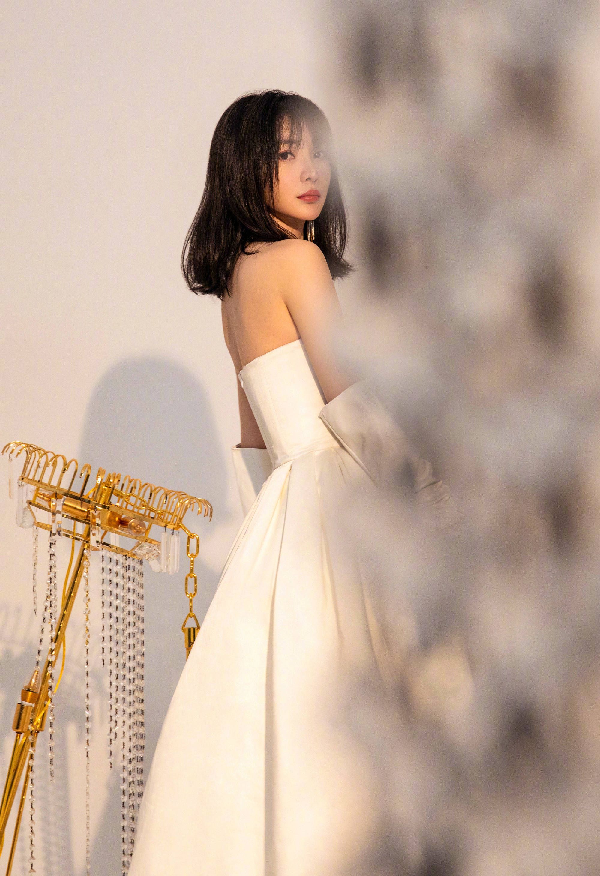 柳岩晒白色抹胸婚纱写真 大秀天使脸蛋魔鬼身材