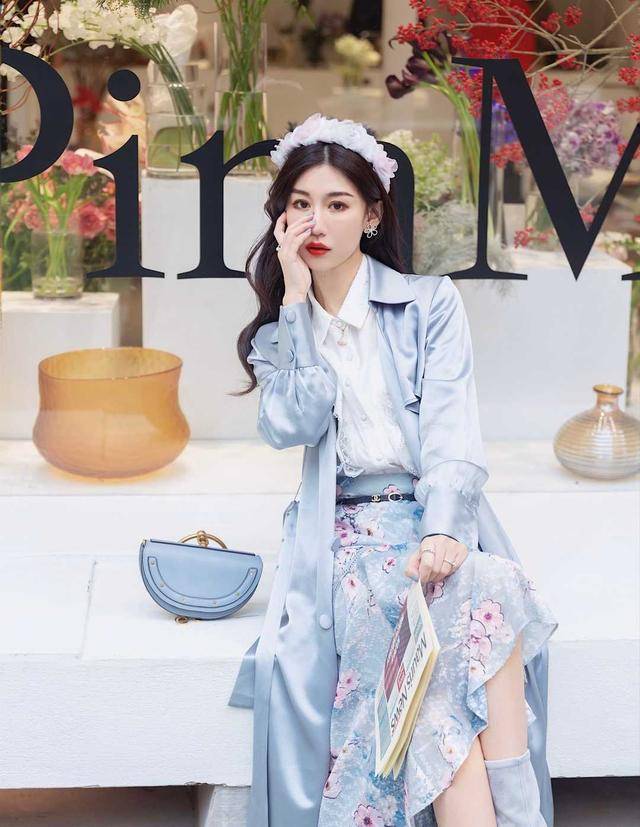 显示|佘诗曼的气质感一般人学不来，卡其色大衣端庄稳重，简约优雅