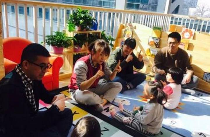 家长|“慢半拍”宝宝上幼儿园，第一天不哭第二天哭，如何适应幼儿园？