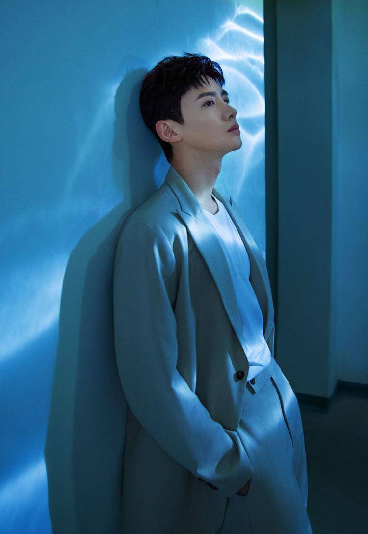 蓝色|白敬亭终于不“刚”了，穿一件米色西装好温柔，25岁尽显暖男气质