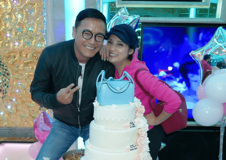 魅力|苗侨伟女儿真是继承了戚美珍的颜值，穿的普通，但气质自然挺稳重