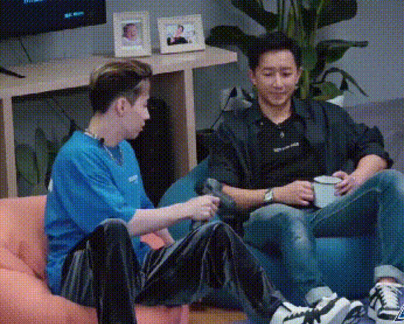 胸骨|刘宪华韩式综艺感又过头,拿筋膜枪怼韩庚太危险,节目组都慌了