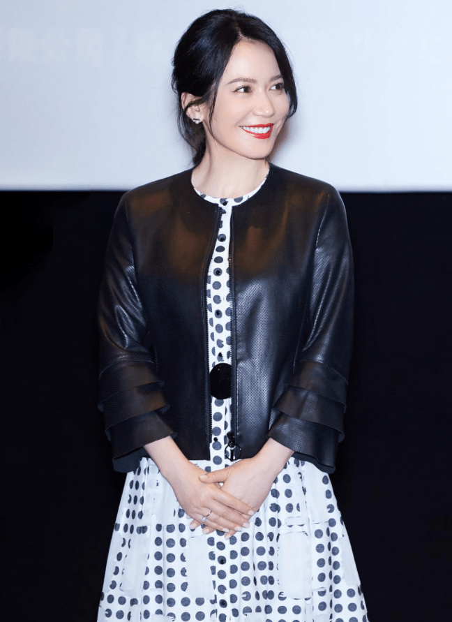 可以将|64岁张瑜老得真优雅，穿波点套装端庄又减龄，奶奶辈照穿好美