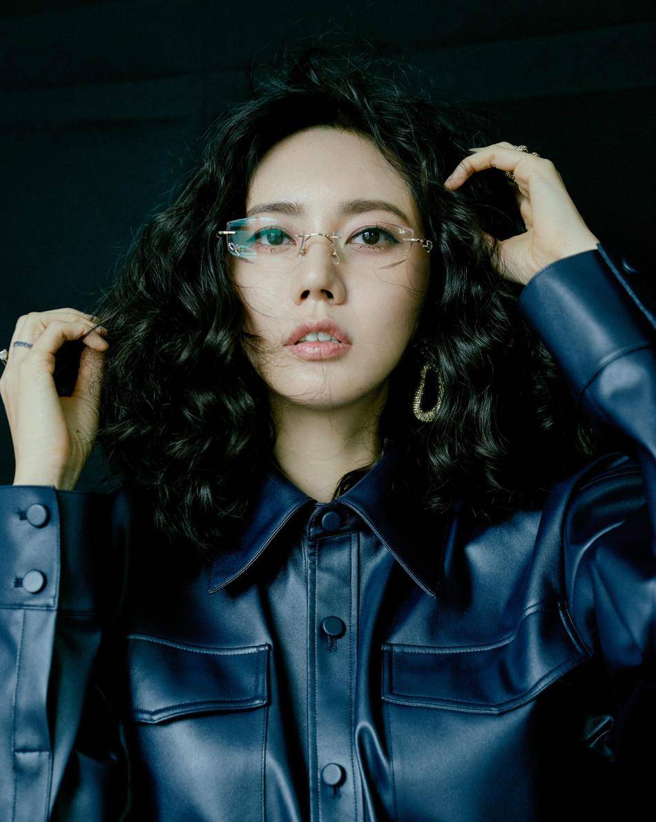 波浪|秋瓷炫不再穿“品如”衣服，改穿时髦粉色纱衣，波浪卷发不像40岁