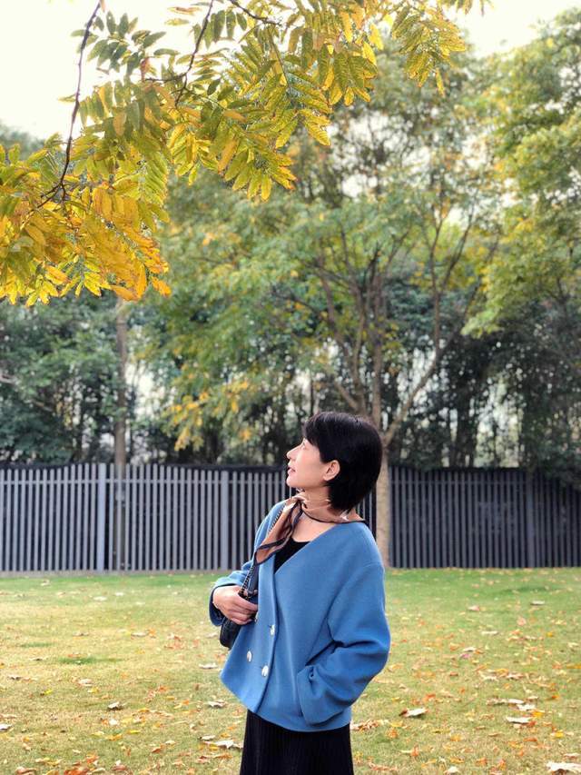 显得|40岁也能穿出高级感，蓝色外套搭配半身裙，最体面的中年女性穿搭