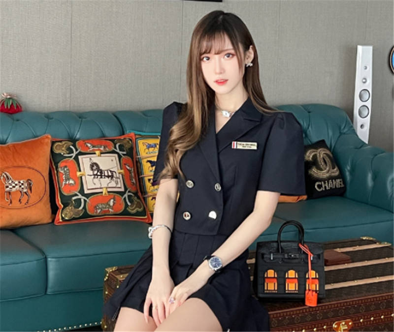 原创腐团儿晒空姐工作装长腿吸睛堆堆袜却成败笔吉祥jk小白袜完胜