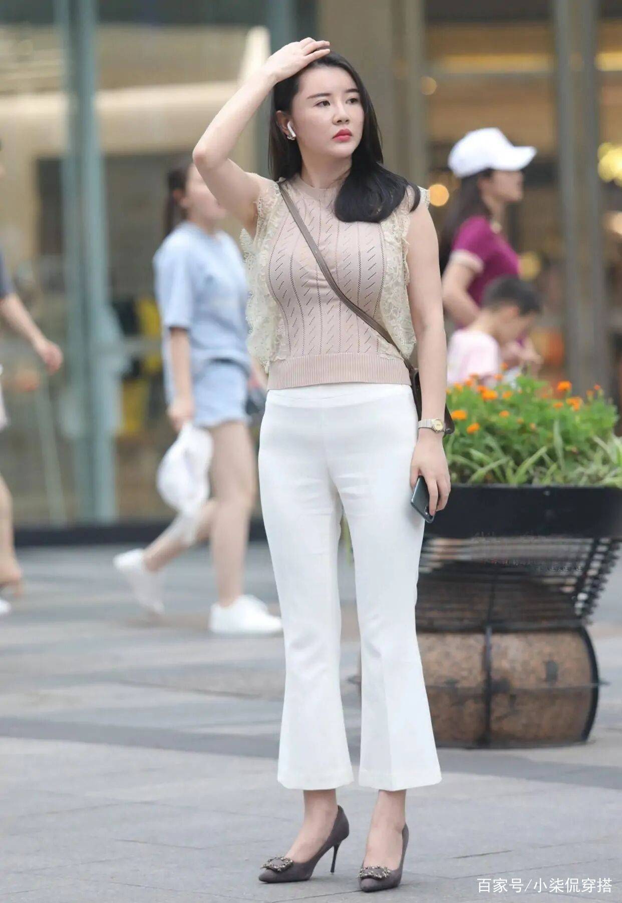 分析|今秋连衣裙pk喇叭裤，不同穿搭营造别样之美，你会作何选择？