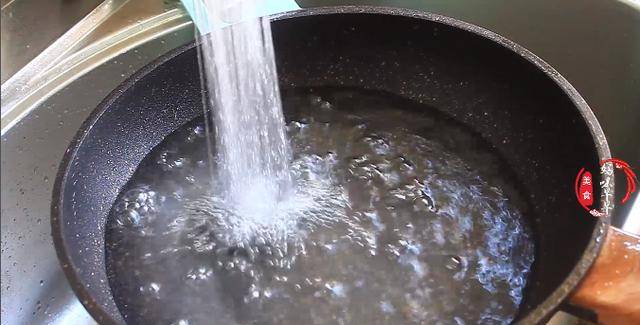 新到锅先用清水冲洗,然后用洗洁精多洗几次,把表面的一些脏东西清洗