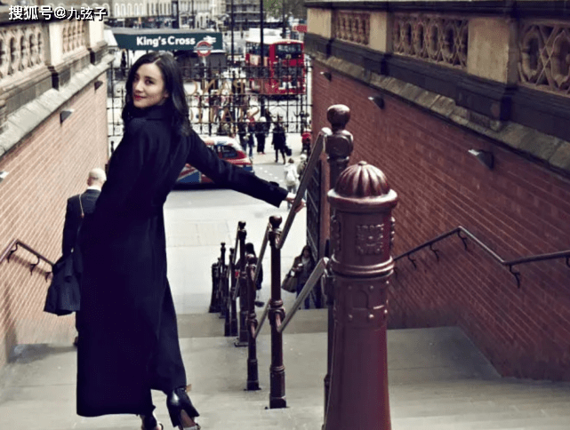 父母|插足名导婚姻，以“洗头妹”一跃封后，戏红人不红小宋佳