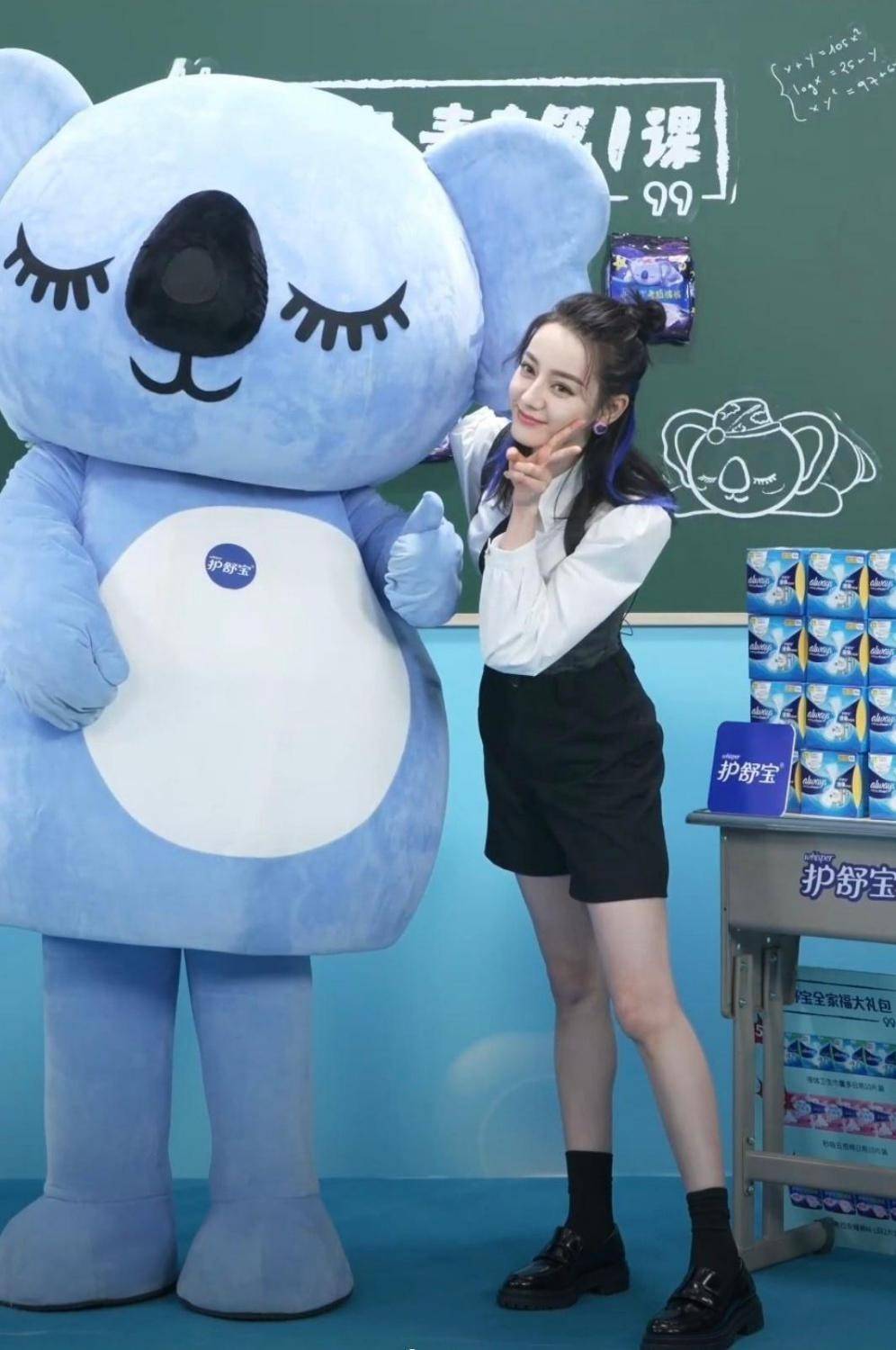 整体|迪丽热巴“蓝色挑染”太惊艳，女团风造型又甜又飒，就是有点显胖