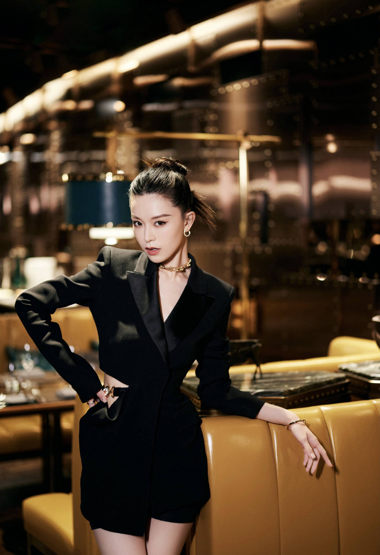 色彩|可盐可甜“小妖精”，文咏珊的早秋穿搭真是优雅又大气