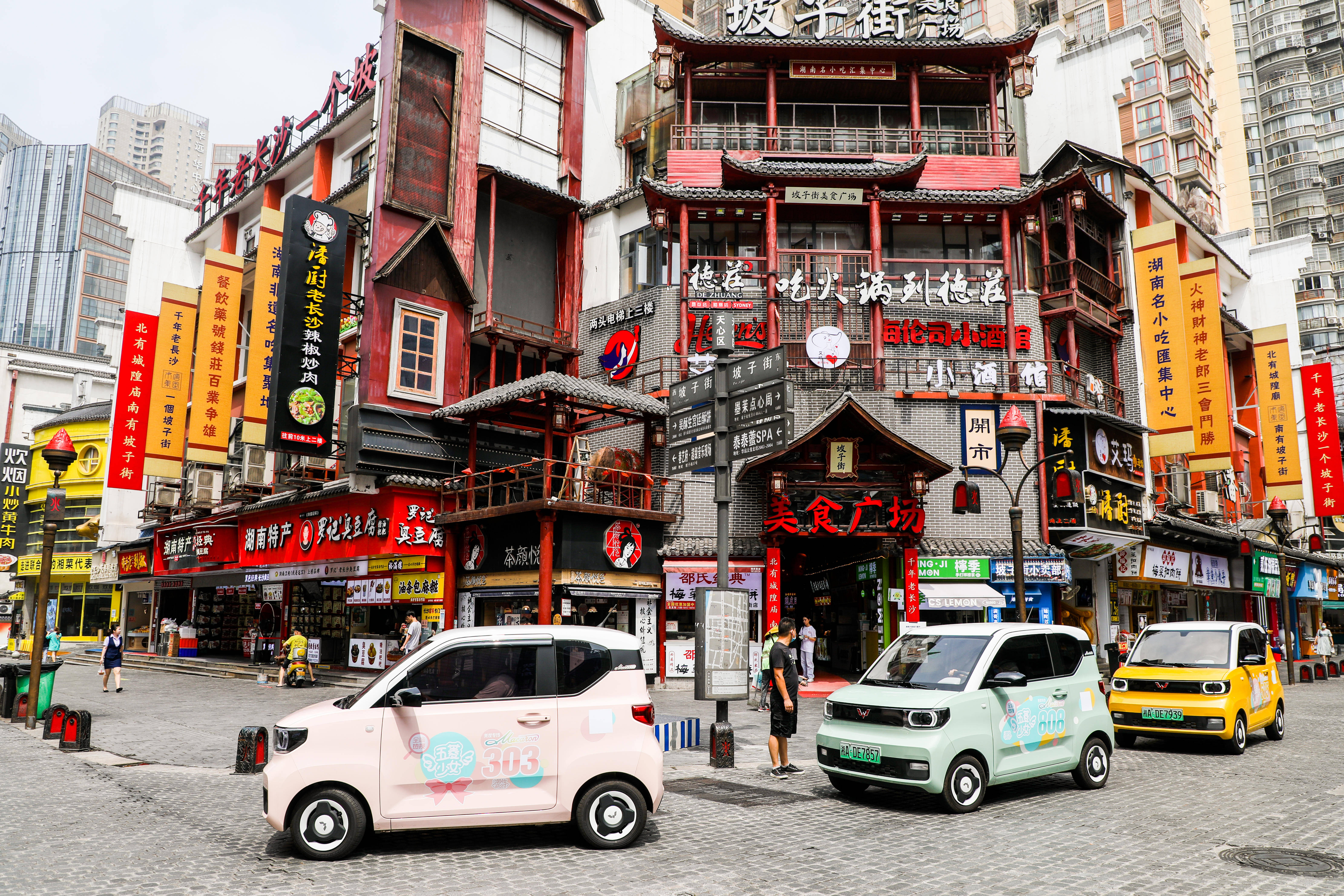 日记|五菱跨界又进阶，携手完美日记举办潮妆大秀，发布宏光MINIEV马卡龙秋色！