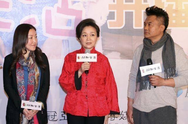 整体|63岁刘莉莉不玩老来俏，穿红色唐装老得优雅，不扮嫩气质更高级