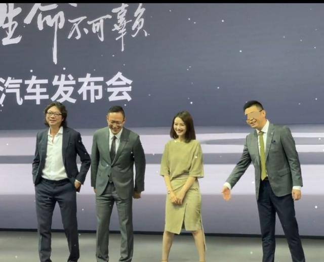 老公|高圆圆夫妇高调秀恩爱！她穿工装帅气爆表，依偎老公身边变小女人