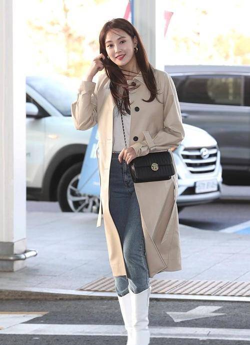 感觉|李珠妍身穿卡其色风衣,干净利落的造型给人一种舒适的感觉