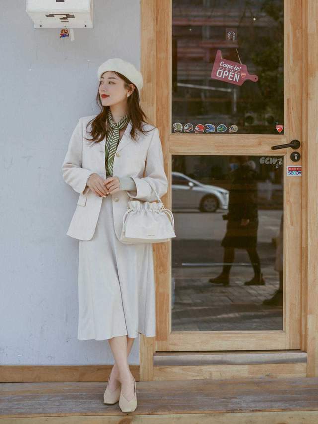 感觉|“西装外套+牛仔裤”这样穿，内搭衬衫简约又洋气，很适合小个子