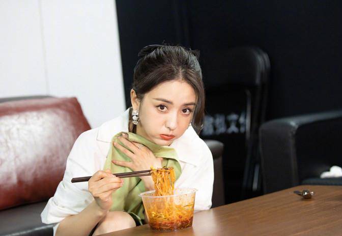 短裙|佟丽娅逛游乐园，穿无袖背心配短裙快瘦成麻杆，腿还没助理胳膊粗