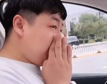 宝爸|宝爸送女儿上幼儿园哭成泪人，网友：说好的“男儿有泪不轻弹”呢