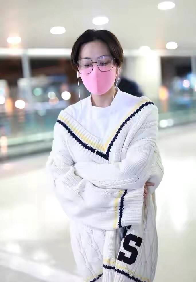 显得|张馨予敢于放飞自我，穿毛衣搭配破洞裤，这样的军嫂与众不同