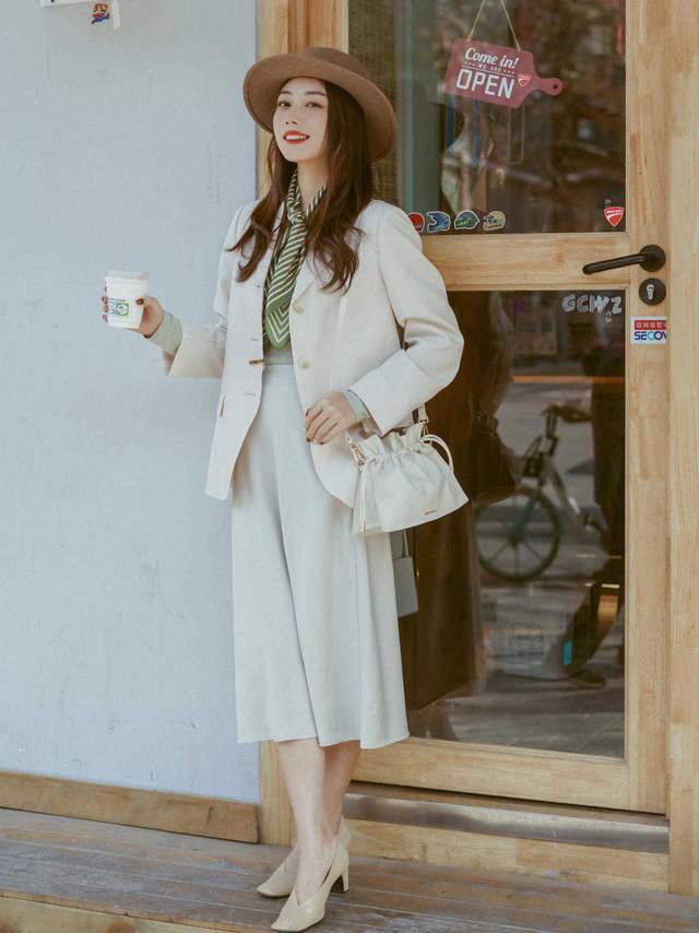 感觉|“西装外套+牛仔裤”这样穿，内搭衬衫简约又洋气，很适合小个子