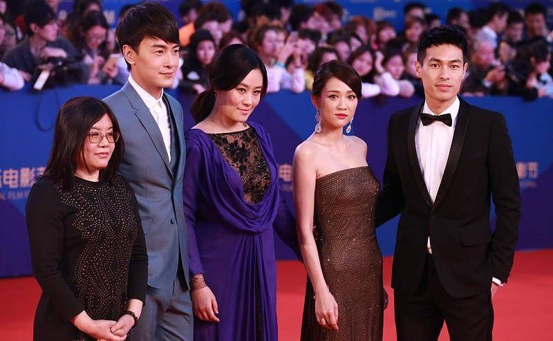 设计|衣服果然要选贵气的,陈乔恩和邬君梅坐在一起,选的礼服很霸气