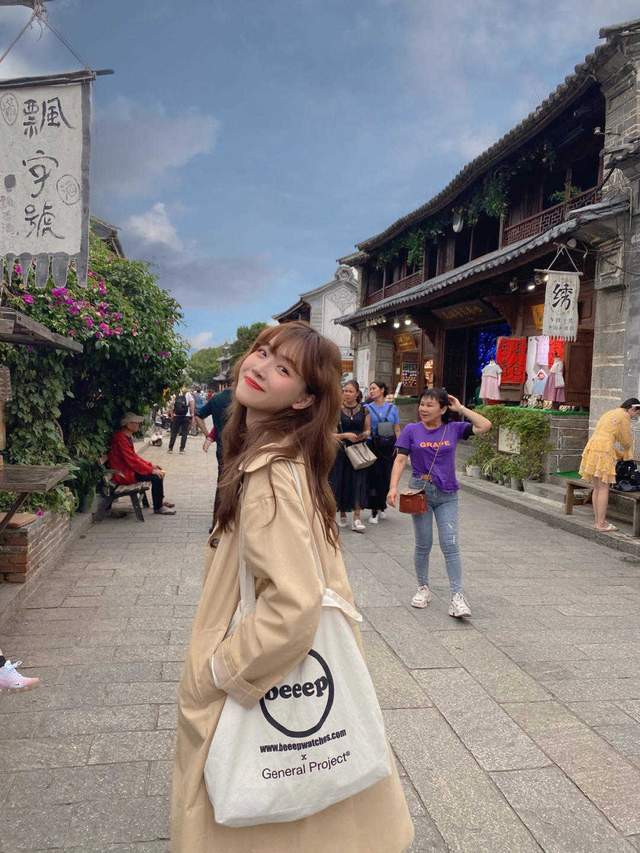 黑色|这是我见过最洋气的通勤穿搭：风衣搭配牛仔裤，很实用又高级洋气