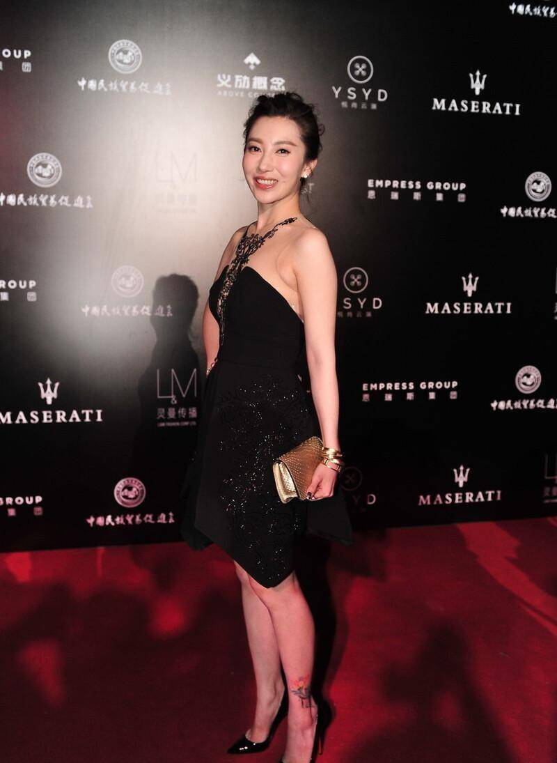 设计|章子怡的嫂子挺不显年龄的,黑色紧身裙看着好精致,清凉但不土气