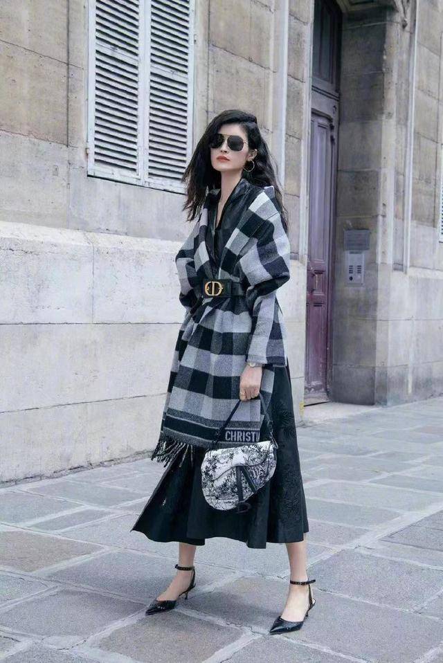 黑色|这款造型将女性的优雅独立自信都展现了出来，特别适合上班的独立女性穿着