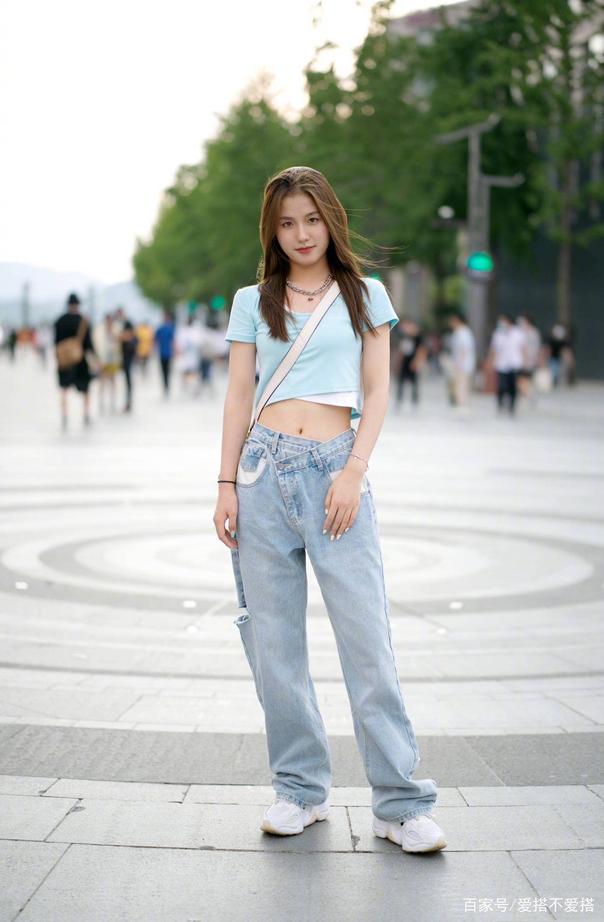 小白|“小白鞋+裤装”，换季时节这样搭，时髦舒适还显高，适合小个子