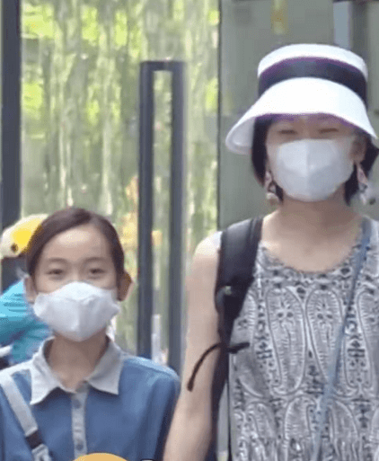 贵妇|韩寒一家三口亮相！娇妻贵妇穿搭超有范，女儿罕见露正脸美貌吸睛