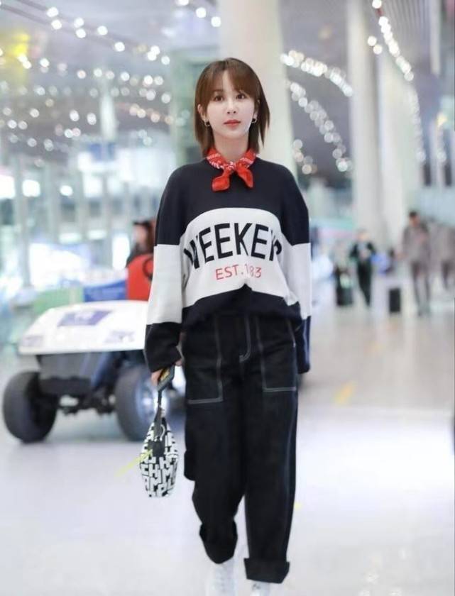 卫衣绑|杨紫穿个卫衣绑个领巾还像“小女孩”，干净清纯，一点看不出29岁了