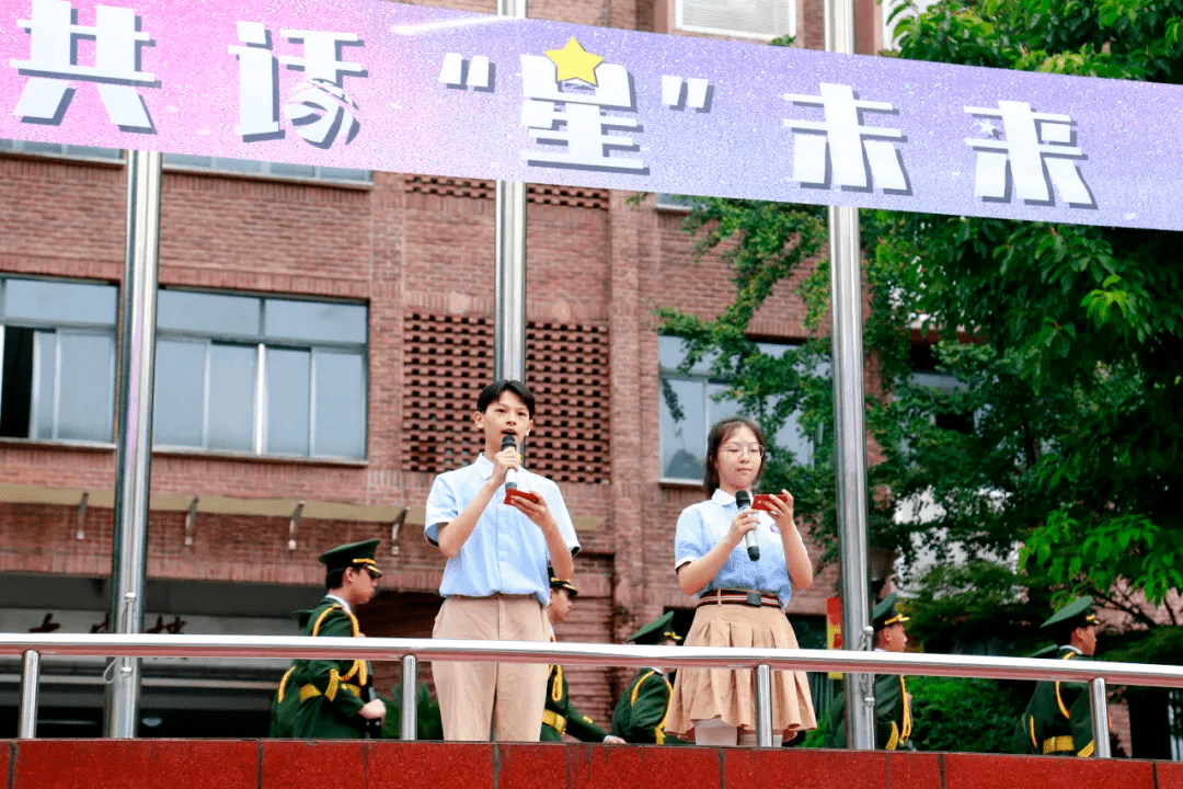 清晨7:40,重庆市杨家坪中学共话"星"未来开学典礼在d区率先拉开序幕