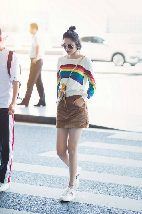 设计|学唐艺昕半身裙配上针织衫,混搭出时髦的美感,穿出属于自己的美