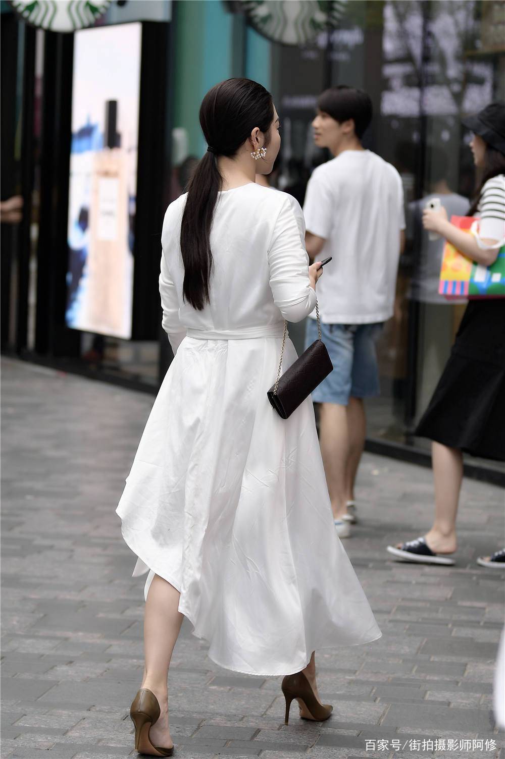 褐色|褐色尖头细跟鞋,搭配白色连衣长裙,穿出仙女风