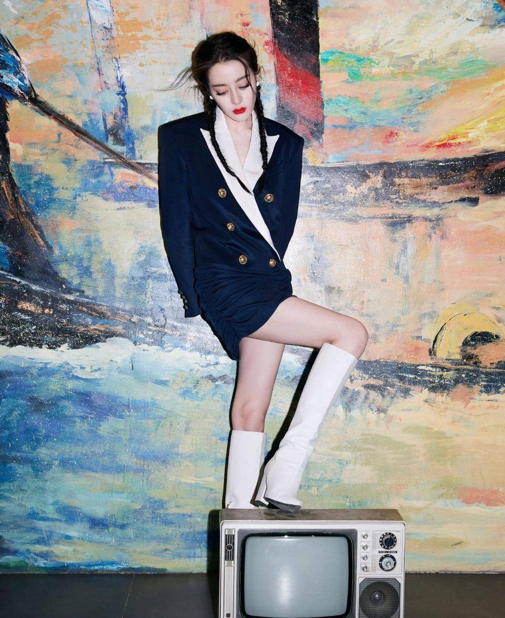 整体|迪丽热巴“蓝色挑染”太惊艳，女团风造型又甜又飒，就是有点显胖