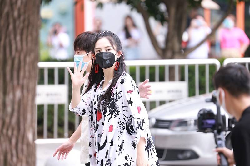 个性|谢娜高调回归快本,身穿宽松印花裙,配上个性小辫,真不像孩子妈