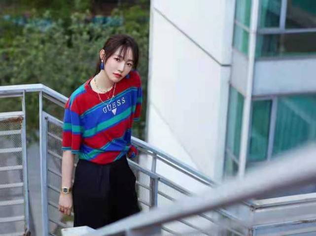 条纹|白百合离婚后大变样，简单休闲装都穿出高级感，37岁最美的样子