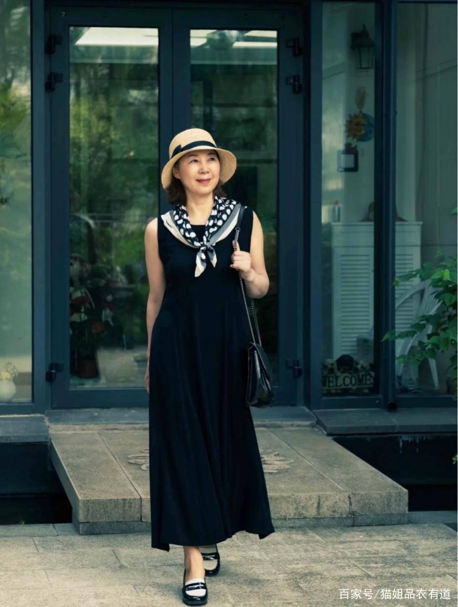 黑色|优雅与年龄无关,这位65岁的博主用“4件裙装”玩转时髦,太会穿