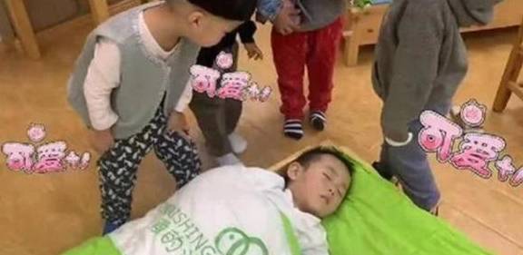 同学|“贪睡宝宝”午睡赖床，老师同学轮番上阵叫起床，网友：有排面
