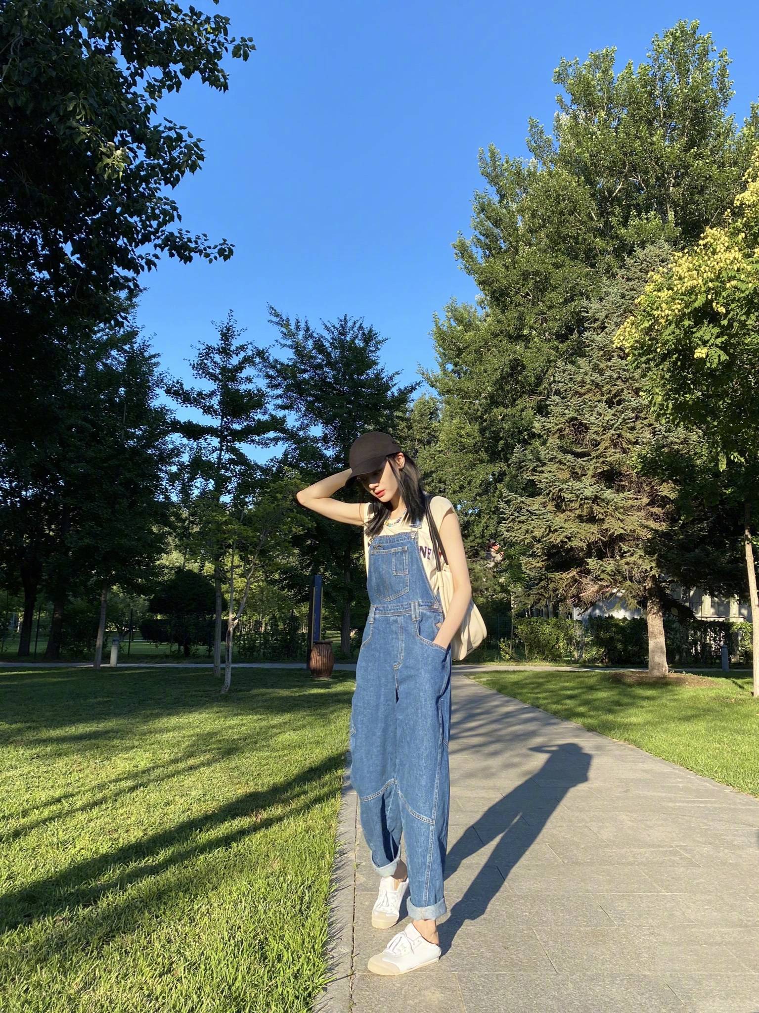 夏天|迪丽热巴最新私服分享，抓住夏天的尾巴，阳光下的明媚笑容～